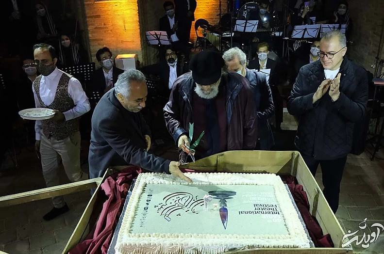 داریوش ارجمند در حال بریدن کیک جوانی ۴۰ ساله/ عکس 